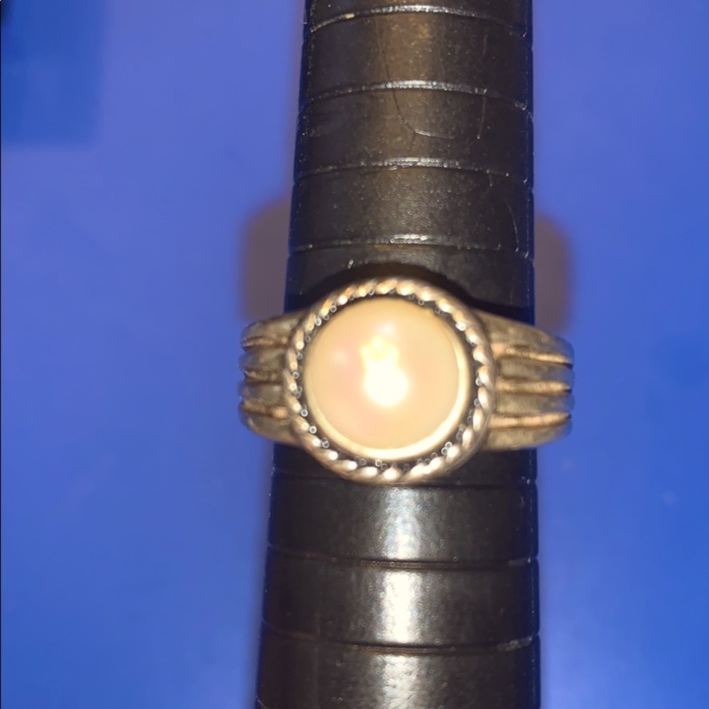 Sterling silver and pearl ring.